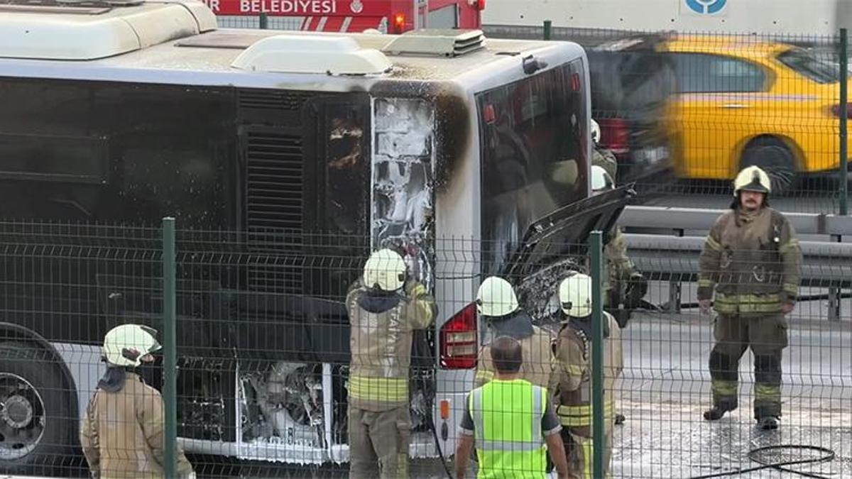 İstanbul'da metrobüste yangın paniği! Yolcular tahliye edildi