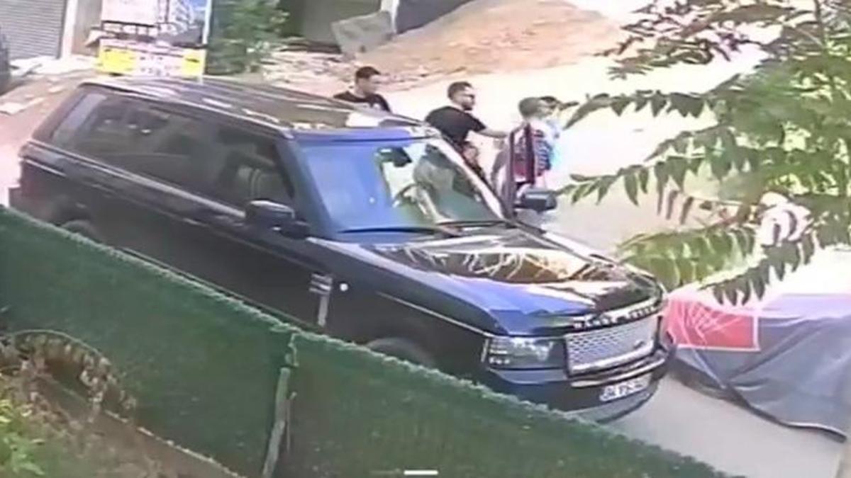 Kocaeli'nde ara sokakta hız yapan araç sürücüsünü uyaran babaya tokat atan şahsa tepki yağdı