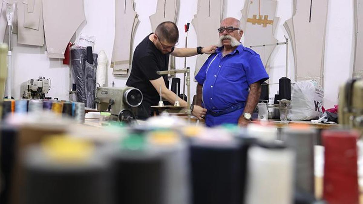 Gömleğiyle ayakkabısı aynı renk! Nevşehir'in en renkli adamı: 50 yıldır aynı stilden vazgeçmiyor