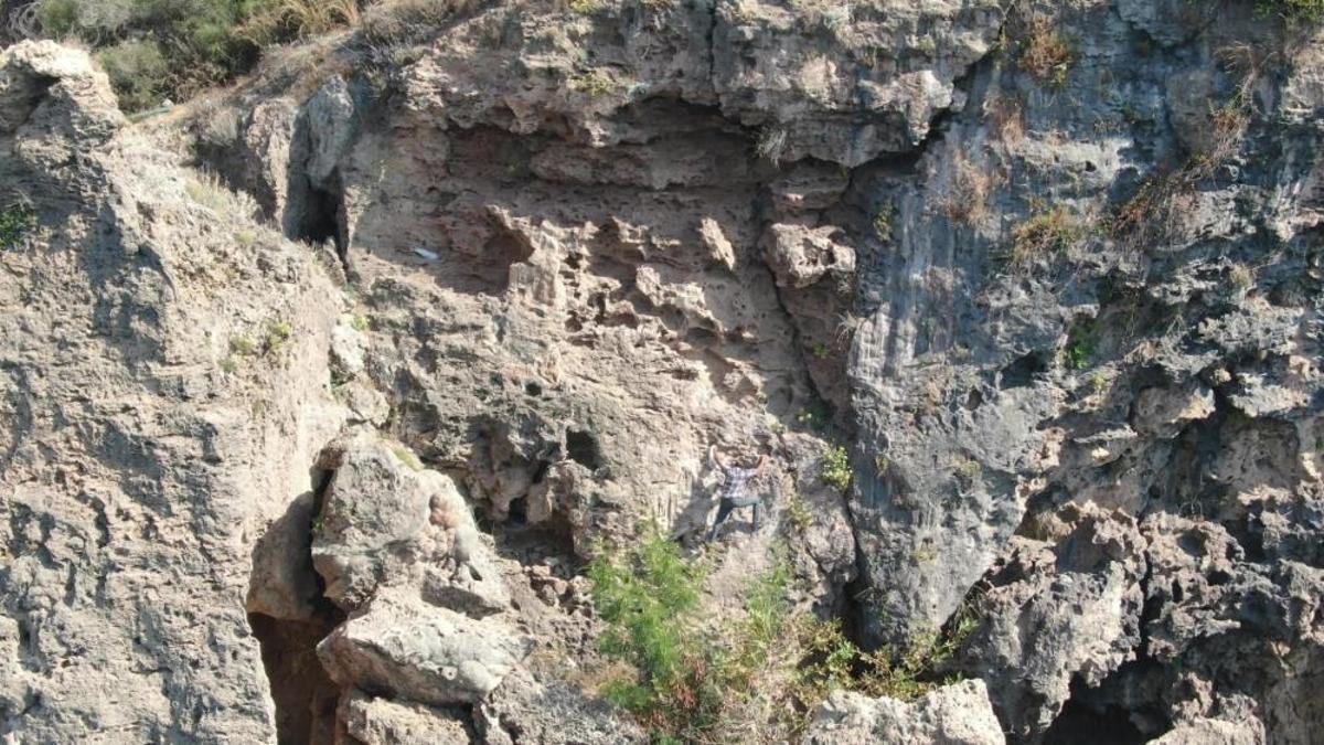 Hastalığına şifa ararken meslek sahibi oldu! Falezlerde düz yolda yürür gibi yürüyor, gören itfaiyeyi arıyor