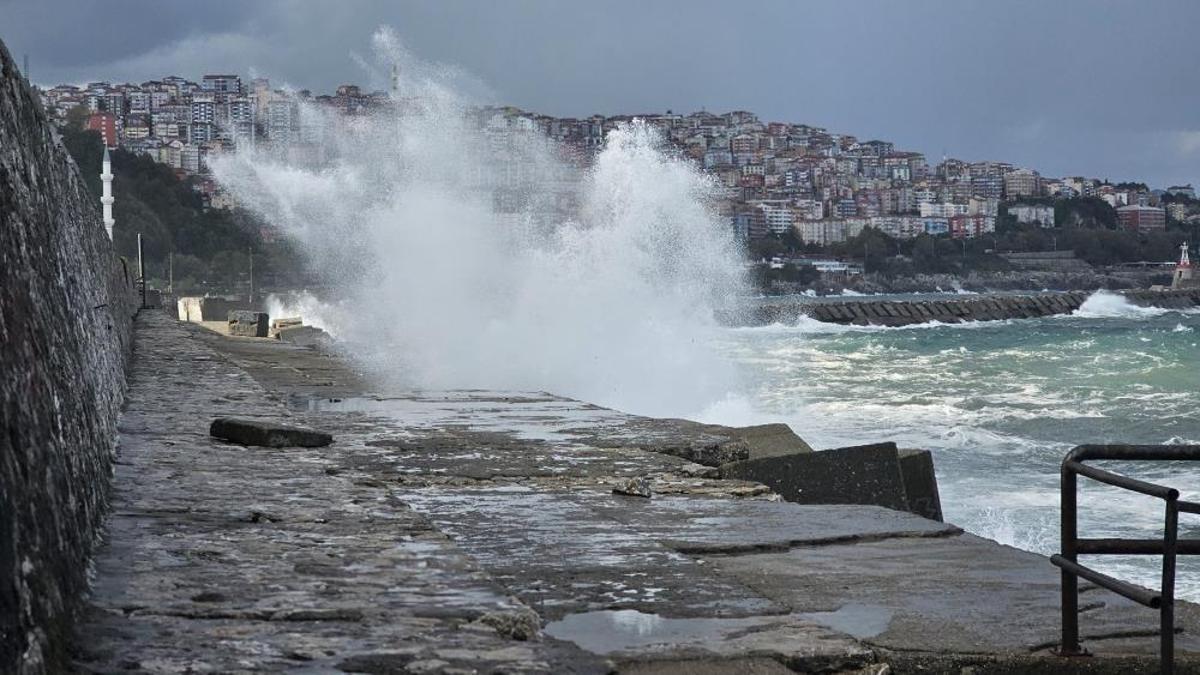 Zonguldak'ta dalga boyu rekor kırdı! Liman Caddesi'ni sardı