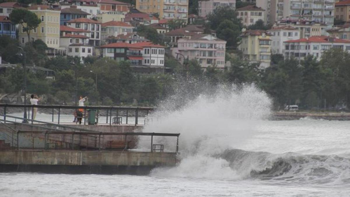 Karadeniz hırçınlaştı: Dev dalgalar 4 metreyi aştı