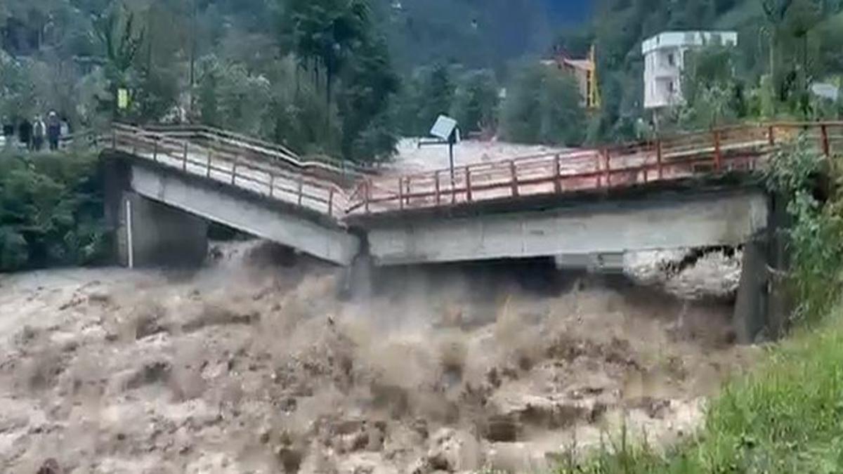 Rize'yi sel vurdu! Köprü çöktü, yollar kapandı, vatandaşlar mahsur kaldı