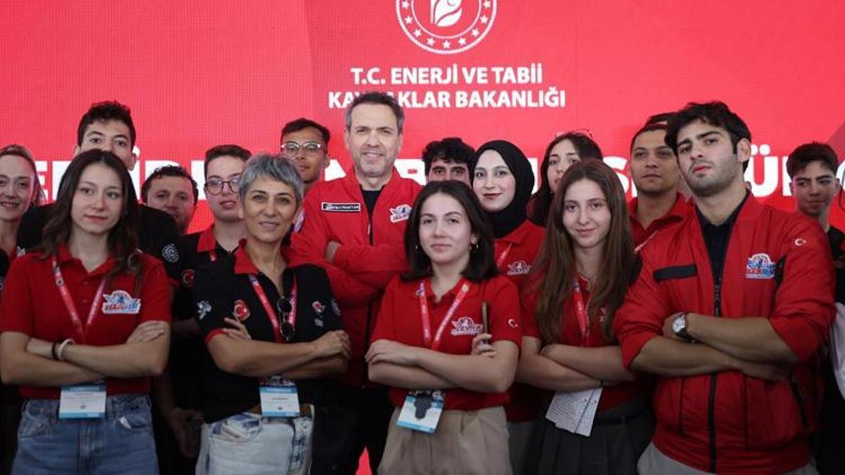 Bakan Bayraktar TEKNOFEST gençliğiyle buluştu: Geleceğimiz için ümitsiniz
