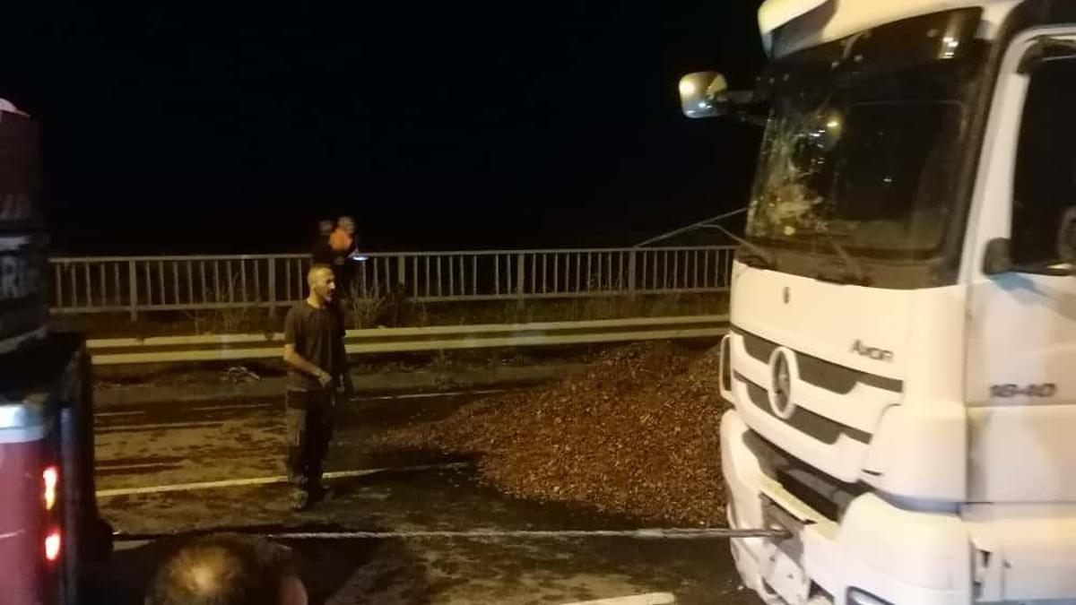 Karadeniz Sahil Yolu’nda TIR devrildi: 2 yaralı
