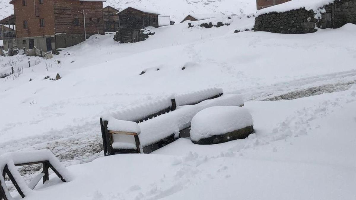 Eylül ayında 50 santime ulaştı! Rize'de kar kış yükleniyor