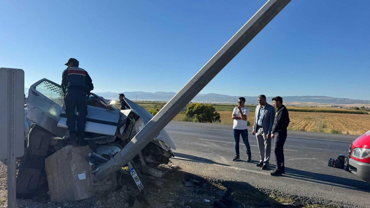 Otomobil refüjdeki direğe çarptı: 2 yaralı