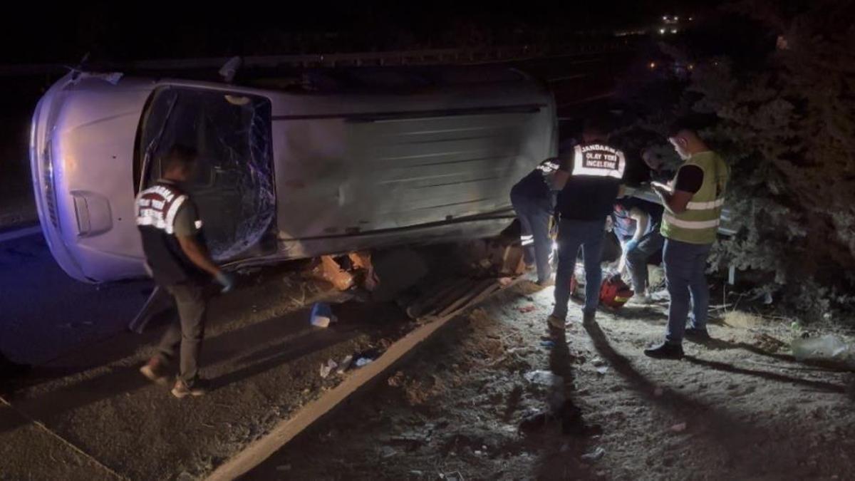 Gaziantep’te lastiği patlayan minibüs taklalar atarak devrildi: 2 ölü, 8 yaralı