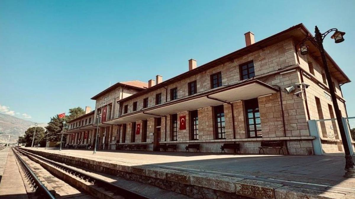 3 deprem gördü sadece 2 santim kaydı! Almanlar projeyi çizdi, Türk işçiler yaptı: Tren garı hala ayakta