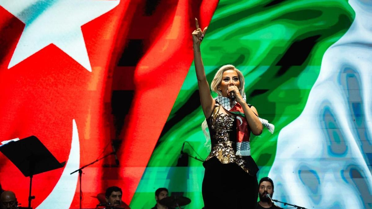 Şarkıcı Maral, Bingöl'de sahneye çıktı