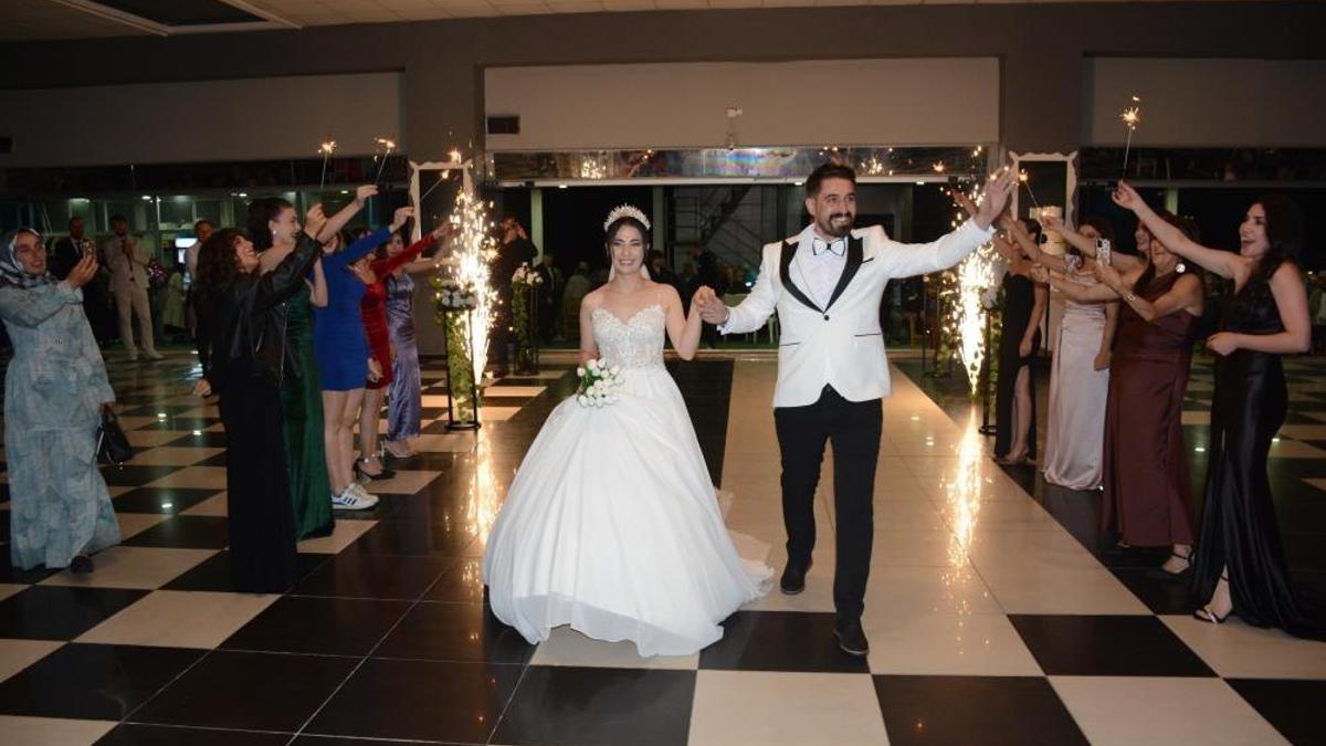 Gelinin kilosu kadar para taktılar: Artvin'de damadın arkadaşlarından filmlik hareket