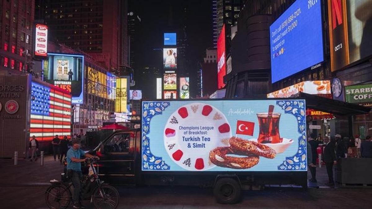 Türk simidi ve çayı, "Anadoludakiler" projesiyle Times Meydanı'na taşındı