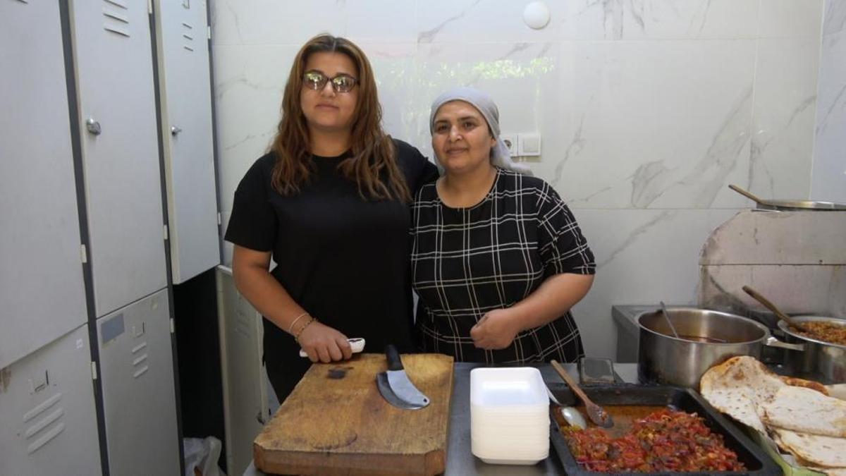 2 metrekarelik dükkanında ekmeğini kazanıyor! Yaptığı yemeklerle evlatlarını okutuyor