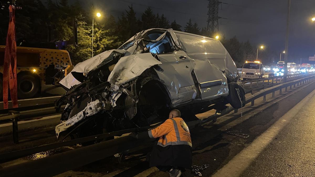 İstanbul- Ümraniye'de, bariyerlere çıkan hafif ticari aracın sürücüsü yaralandı