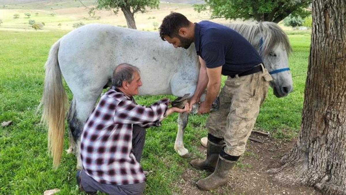 Dededen öğrendi, yarım asırdır sürdürüyor! Köy köy dolaşıp unutulan mesleği ayakta tutuyor!