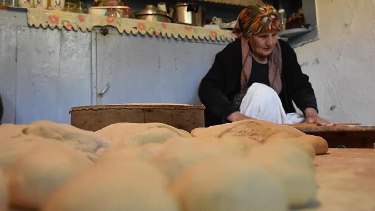 Gümüşhane'de imece geleneği devam ediyor! Köy kadınları birlikte siron ve erişte hazırlığına başladı