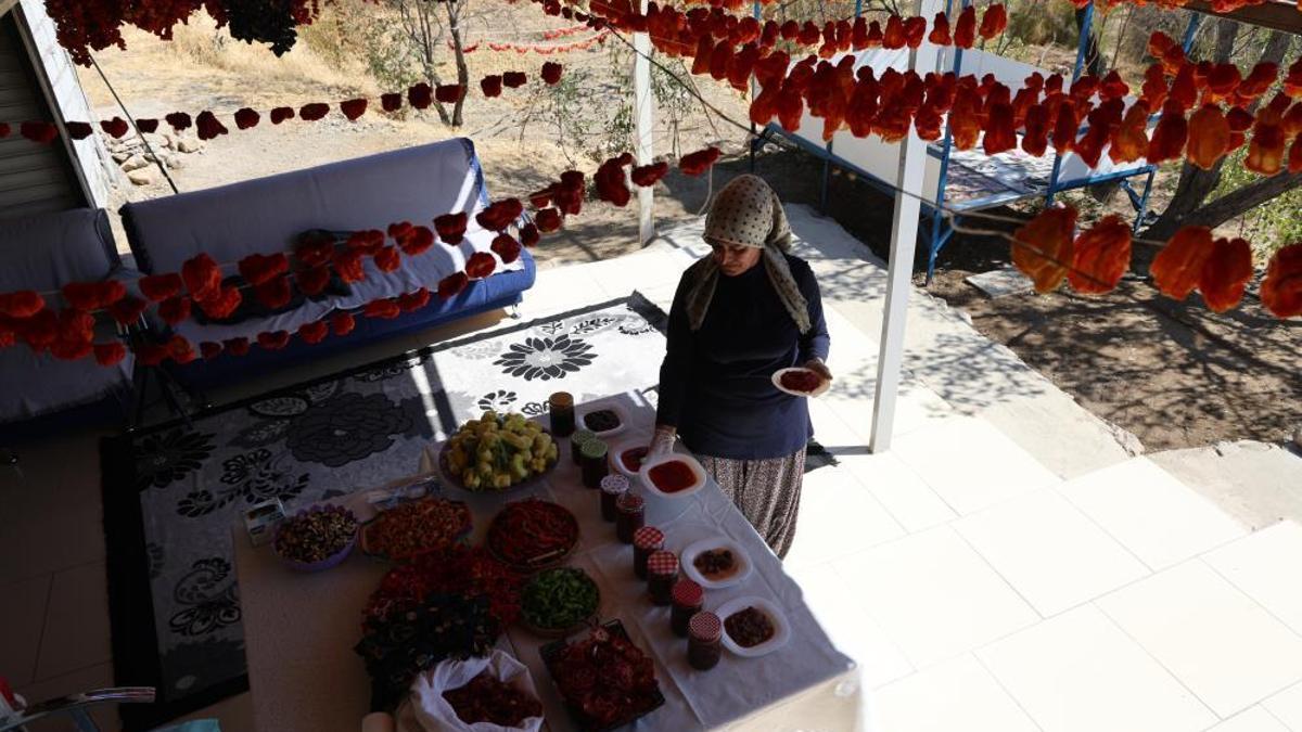 Emekli olduktan sonra köyüne yerleşti, tescilli biberden reçel yapmaya başladı! Taleplere yetişemiyor