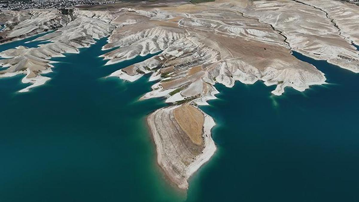 Atatürk Barajı'nda son 52 yılın en büyük kuraklığı yaşanıyor! Sular çekildi, Maldivler'i andıran adacıklar ortaya çıktı