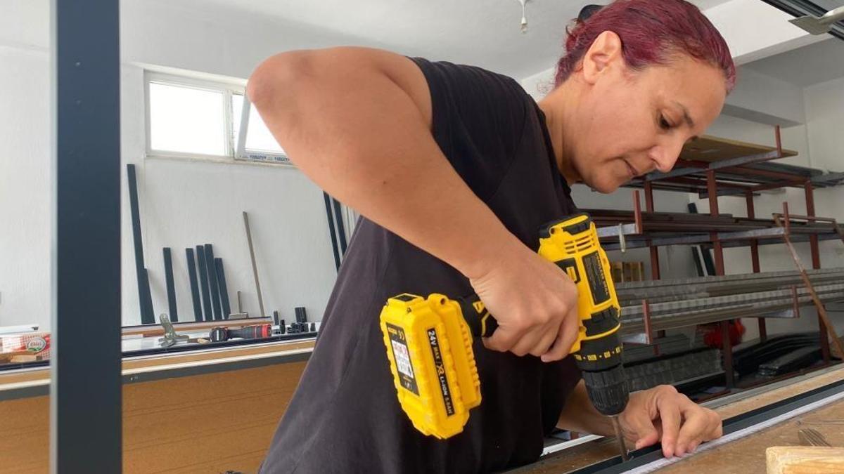 Eşi eleman bulamadı, kendisi 2 yılda usta oldu: Antalya'da sanayiye kadın eli değdi