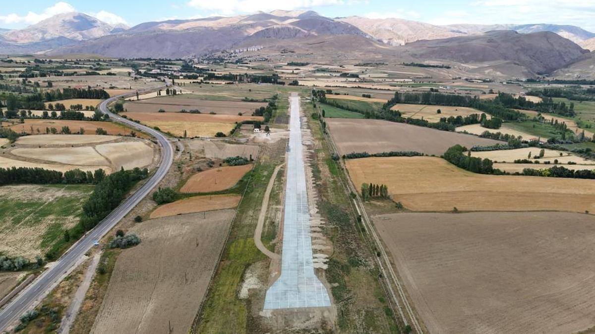 Miras yeniden hayat buldu! Türkiye'nin ilk ilçe havaalanına 84 yıl sonra uçak indi