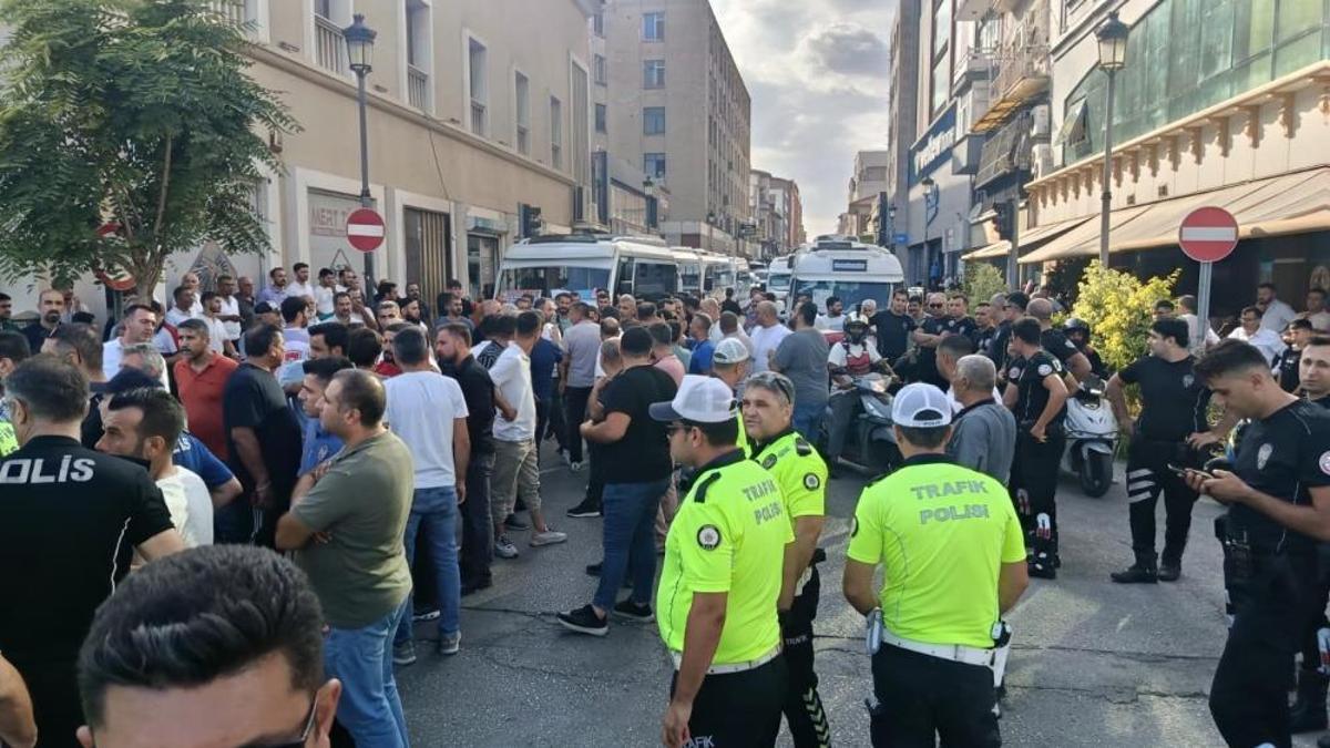 Adana'da dolmuş şoförlerinin eylemi 3 saat sonra bitti! Trafik ulaşıma açıldı