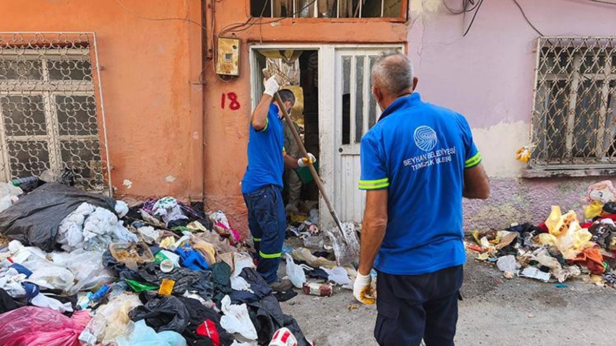Adana'da komşular kötü koku şikayetiyle gidilen evden 2 kamyonet çöp çıktı!
