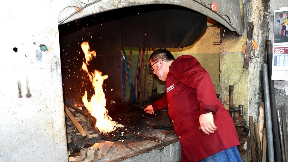 'Ahi esnaf beratı' alan Ahmet Yavuz, 45 yıldır demir dövüyor