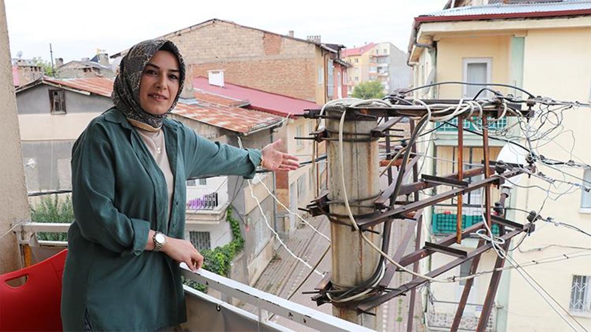 Sivas'ta mahalle sakinlerinin korkulu rüyası! ÇEDAŞ'a çağrı: Acil çözüm bekliyoruz