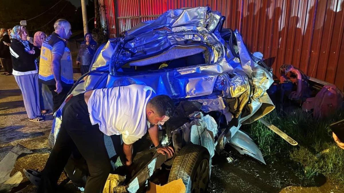Şoför mahalli dışında hiçbir şey kalmadı! Yaralı sürücü yürüyerek ambulansa gitti