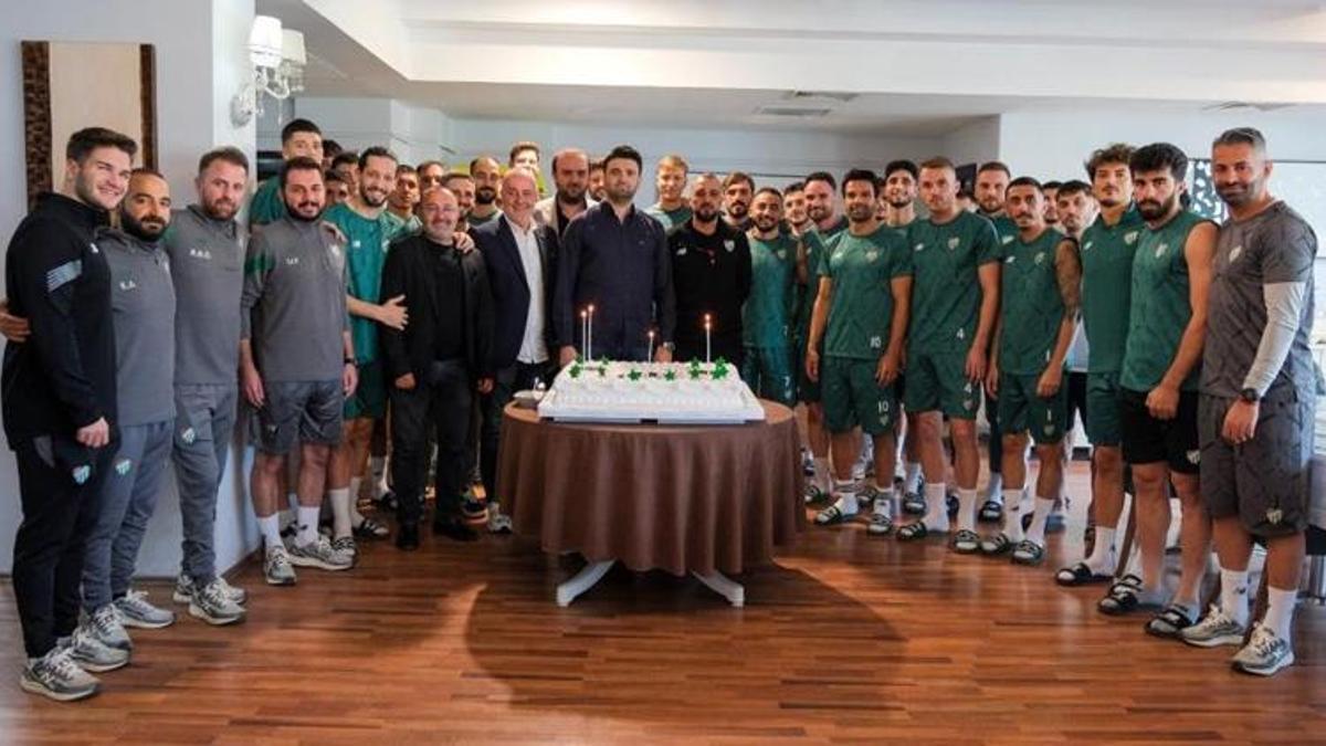 Bursaspor'da Enes Çelik'e sürpriz! Antrenman sonrası tüm takım yaptı
