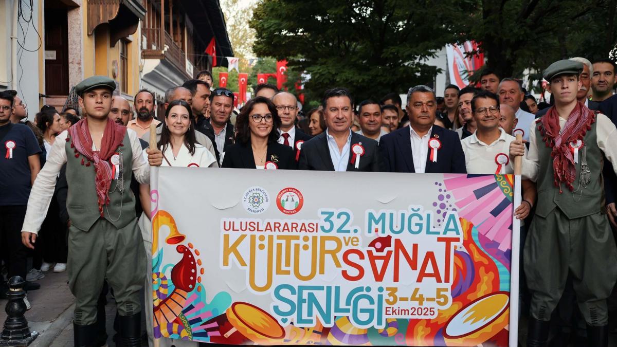 Muğla'da Uluslararası 32. Muğla Kültür ve Sanat Şenliği kortej yürüyüşü ile başladı