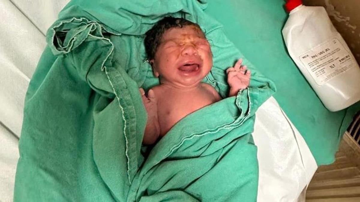 Adana takside mucize: Hastaneye yetişemeyen anne doğum yaptı!