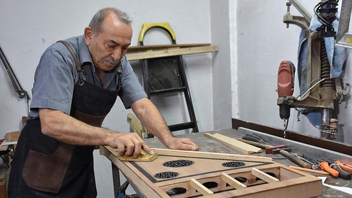 Kendisine yapmak için başladı! İzmir'de 20 yıldır üretim yapıyor: Enstrümanı bozulunca harekete geçti