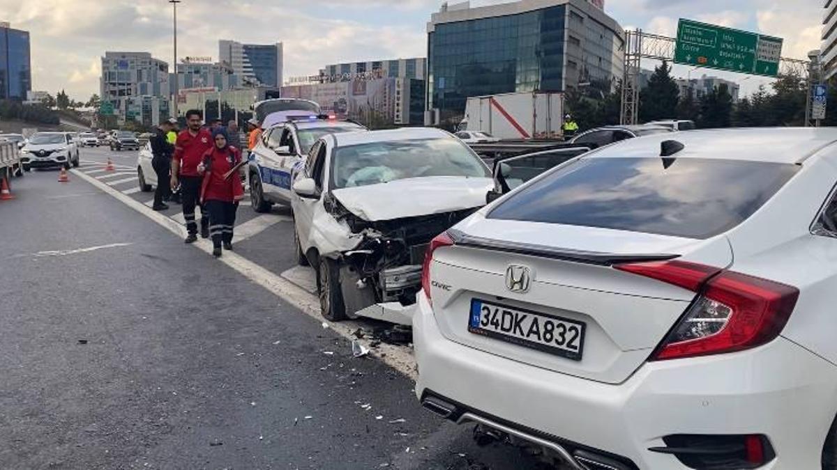 İstanbul - Bağcılar TEM Otoyolu’nda 2 otomobil çarpıştı: 4 yaralı