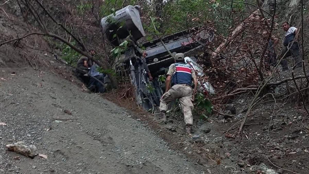 Yol açarken uçuruma yuvarlanan iş makinesinin operatörü öldü