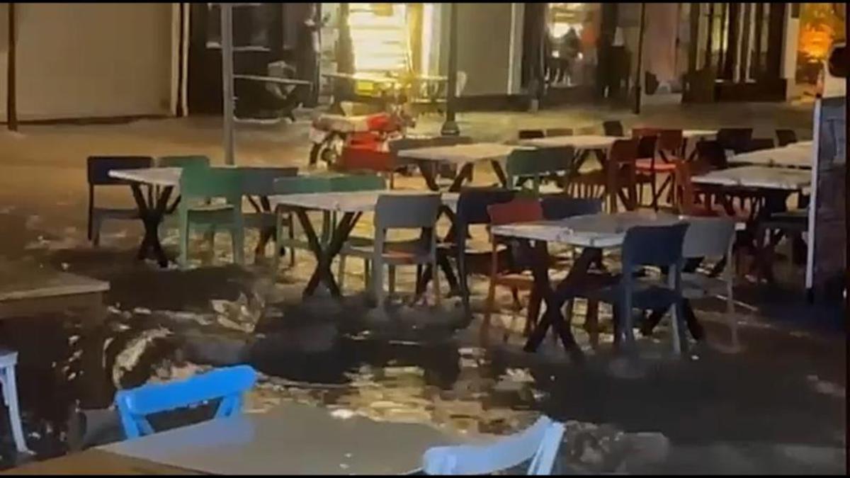 İzmir şiddetli yağmur sele dönüştü! Yollar dereye döndü