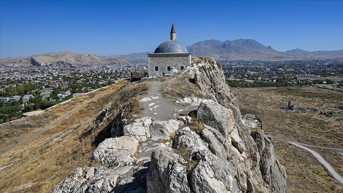 Süleyman Han Cami, Van Kalesi'nin zirvesinde ziyaretçilerini ağırlıyor