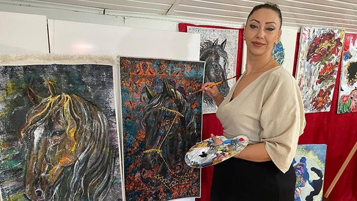 Sivaslı öğretmen, Anadolu halılarını tuvale dönüştürdü: Geleneksel motifleri modernize etti