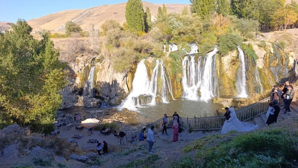 Muradiye Şelalesi'ne turist akını! Manzara görenleri büyülüyor