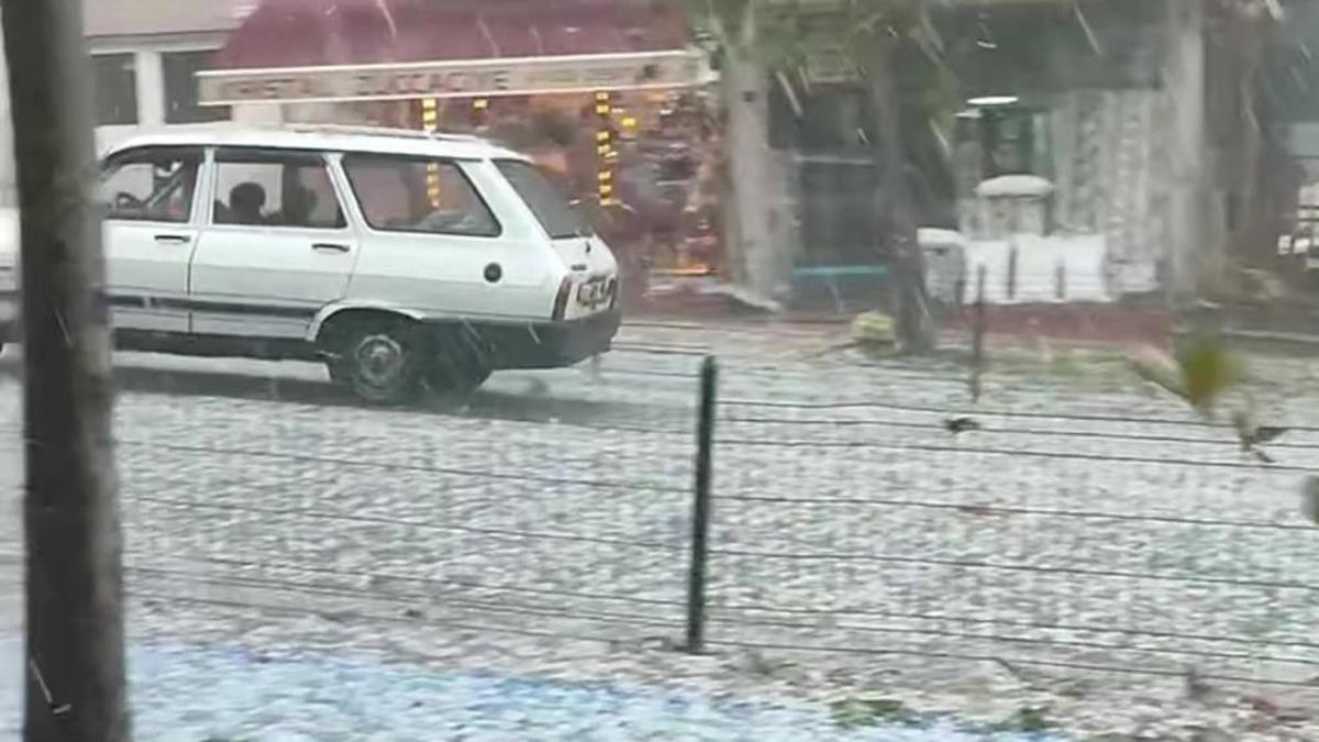 Ceviz büyüklüğünde dolu yağışı hayatı olumsuz etkiledi