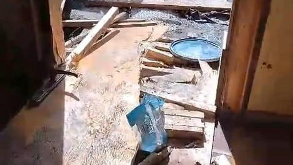 Yiyecek arayan ayılar, 8 köy evine zarar verdi