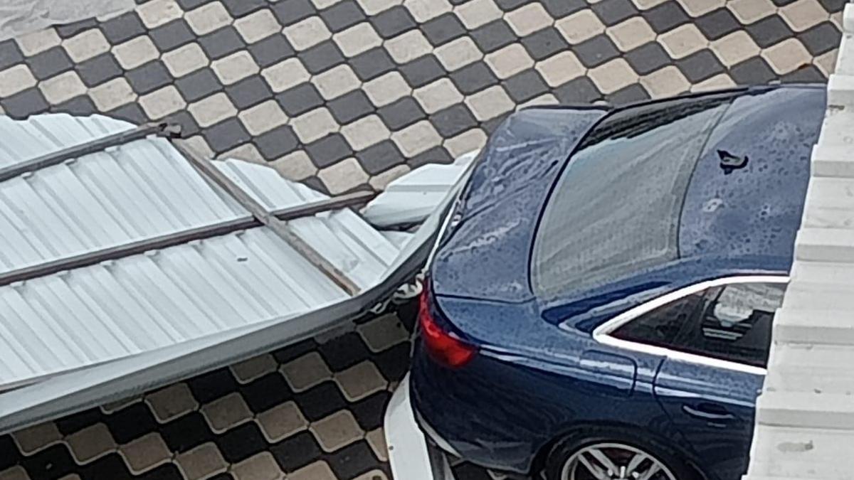 Hatay'da fırtına; 2 binanın çatısı uçtu, araçlar zarar gördü