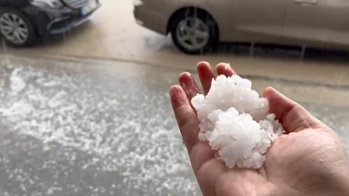 Dolu yağışı etkili oldu! İlçe beyaza büründü