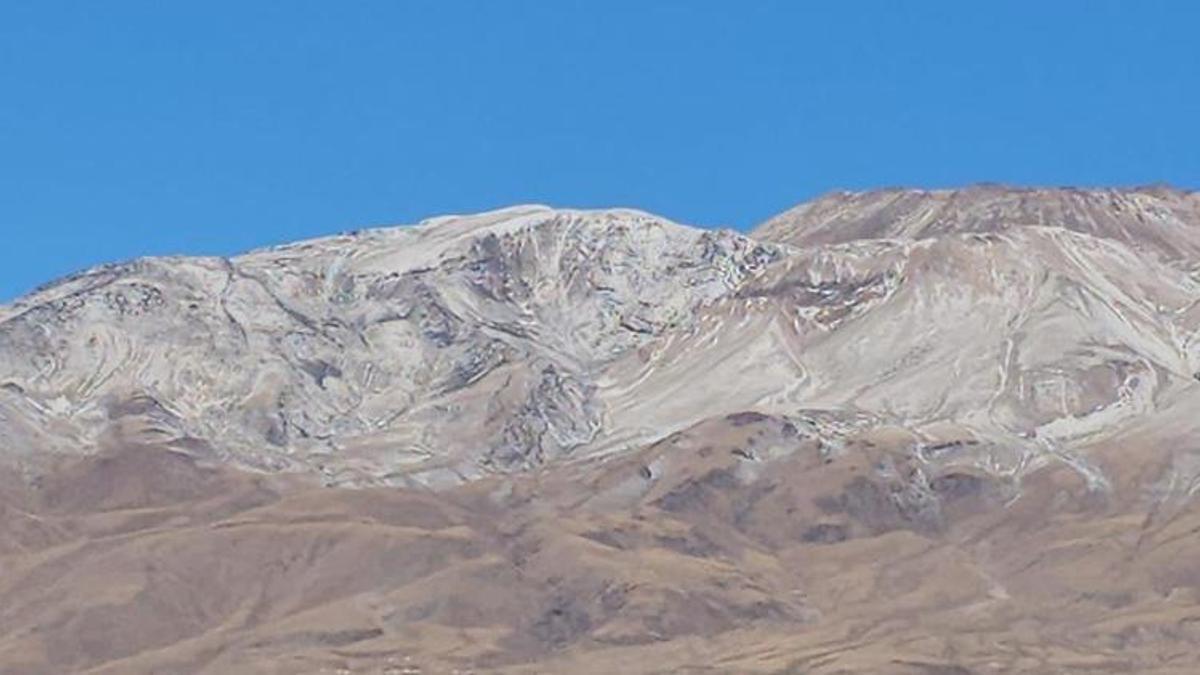 Bitlis'te yılın ilk karı yağdı! Türkiye'nin en yüksek üçüncü dağı beyaza büründü