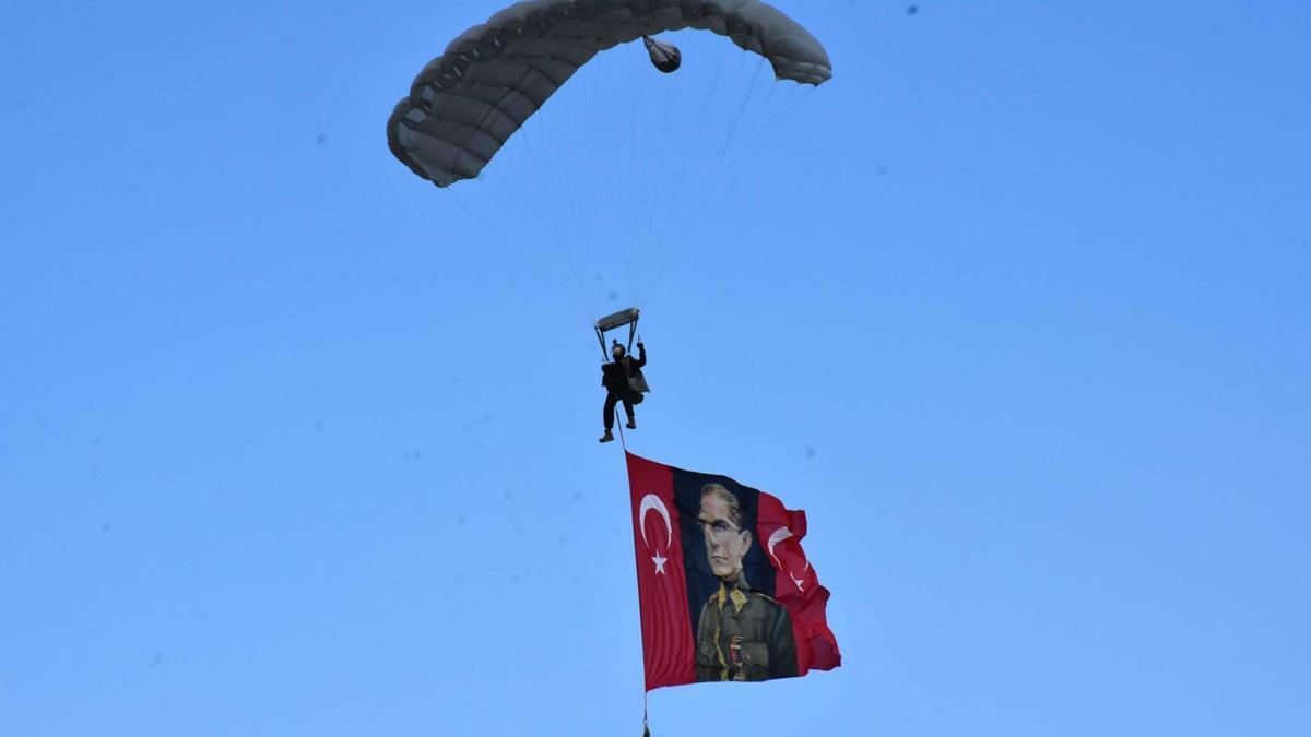 İzmir Foça'da 'Keskin Nişancı Atışları' yarışması ve 'Çelik Kanatlar' gösterisi