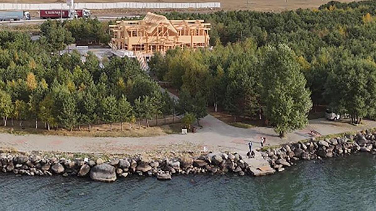 Kars'ta yeni 'kütük ev' yükseliyor! Finlandiya'dan getirilenler yandı yenileri Rusya'dan getirildi