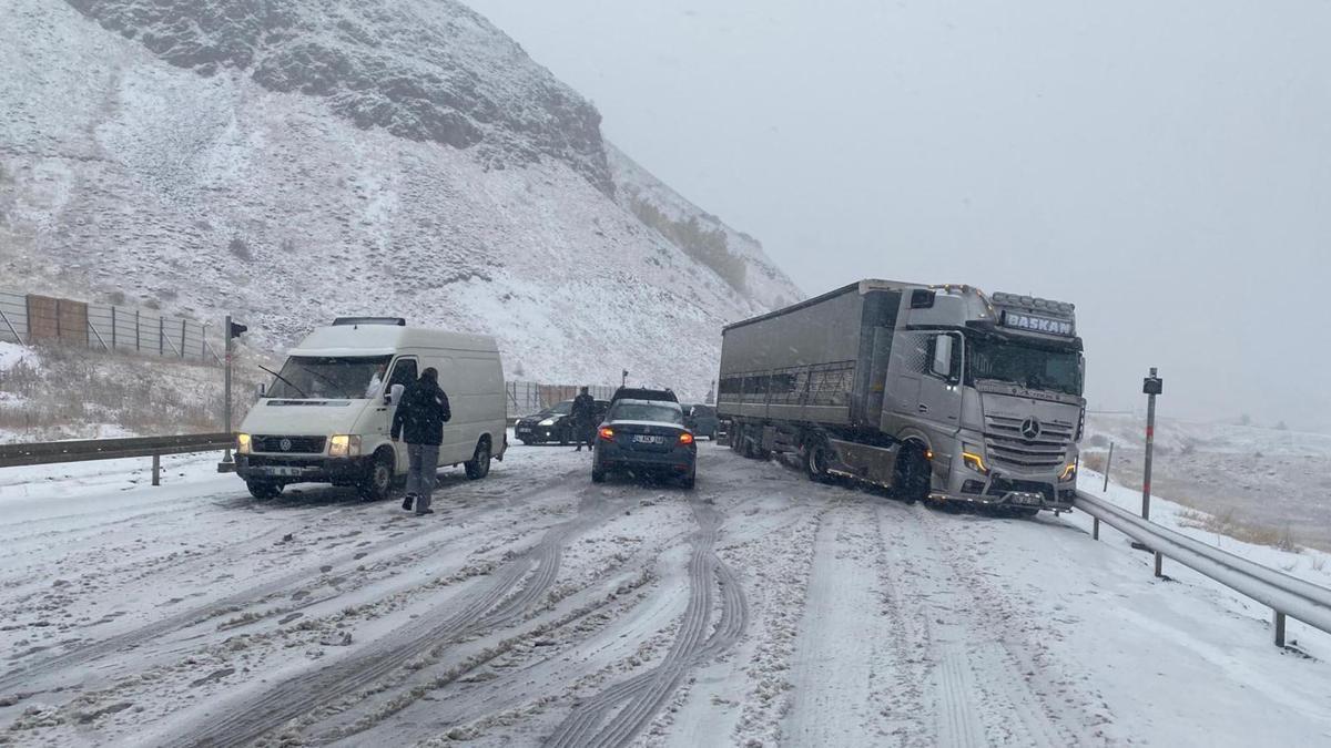 Kar yağışı etkili oldu! Araçlar kaydı, ulaşım aksadı