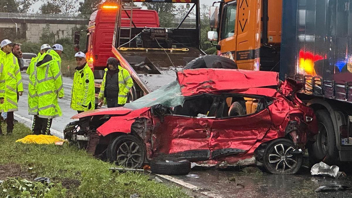 Rize’de otomobil TIR’a çarptı! 3 ölü hayatını kaybetti