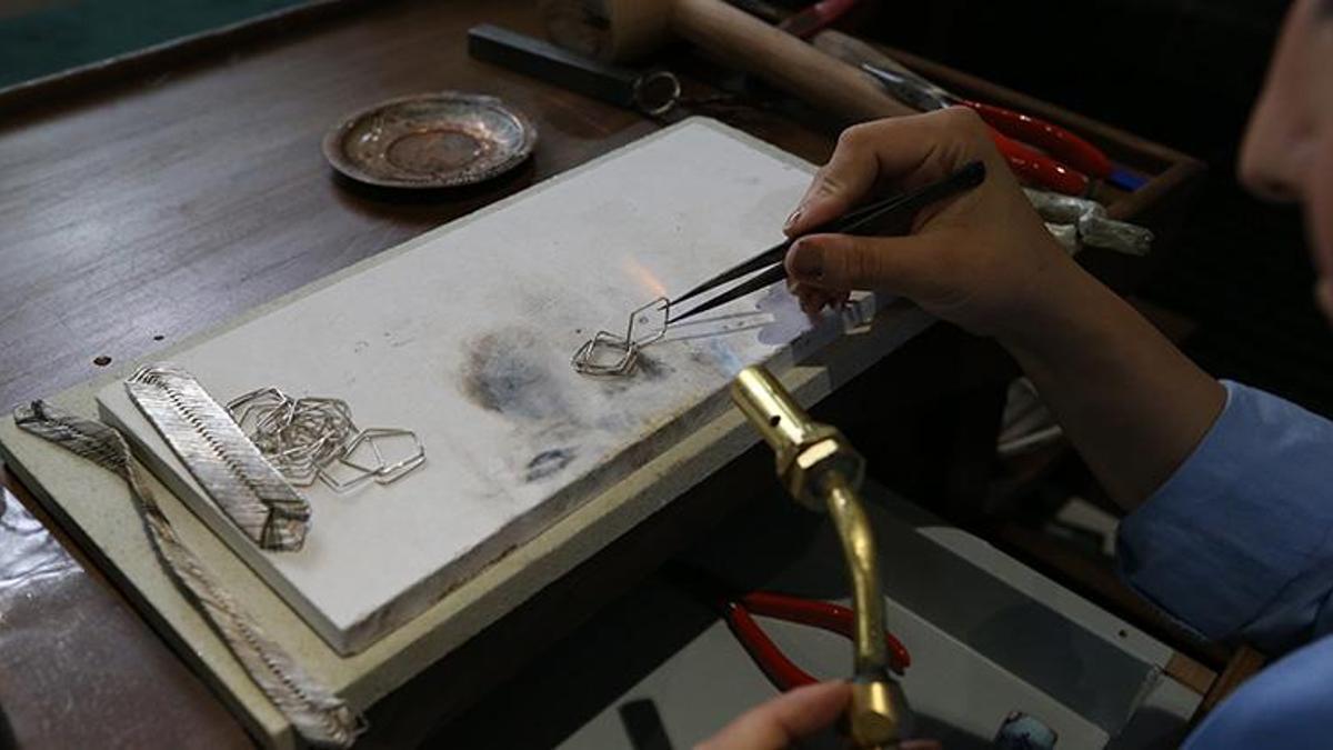 Diyarbakır'da tarihi burç hasır bilezik atölyesi o…