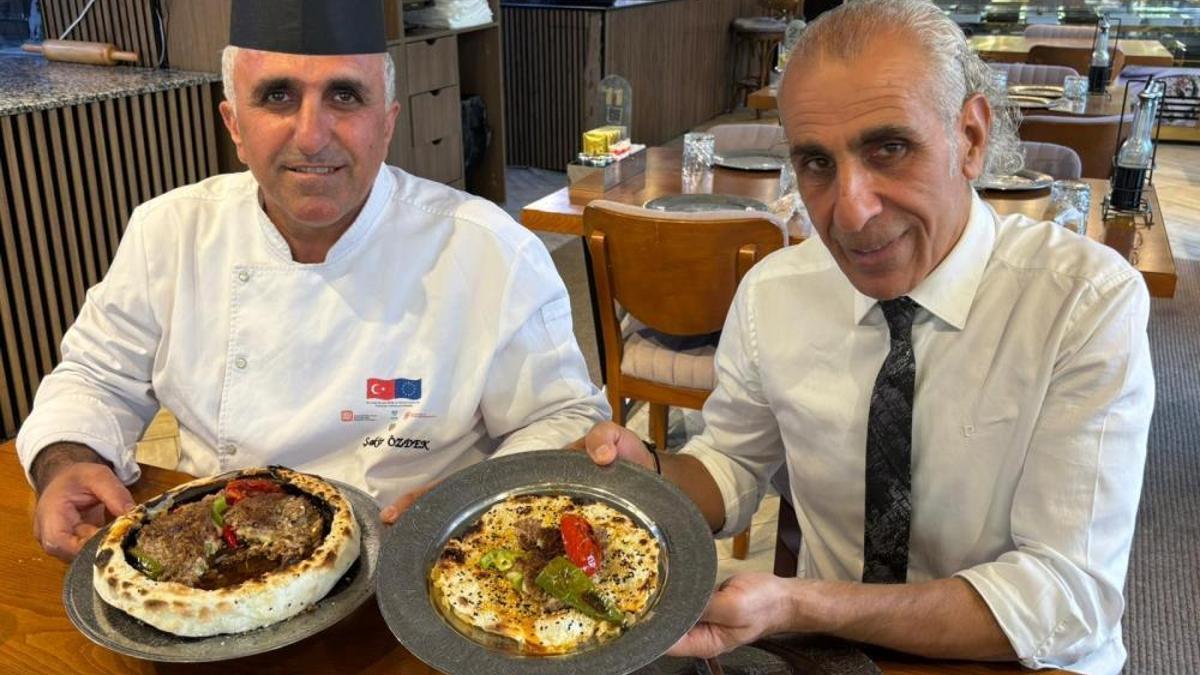 Gastronominin başkentinde yapılıyor! Kiremitte pişen lavaş kebabı damak çatlatıyor